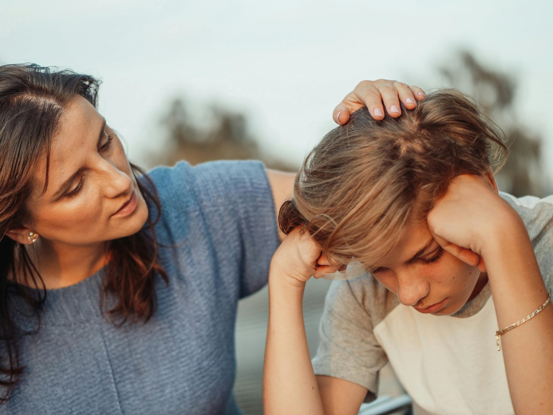 Une mère offre son soutien à son fils adolescent découragé, faisant preuve d'amour et de compréhension.